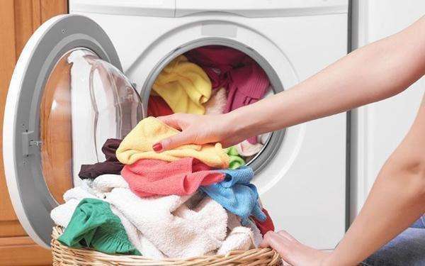 白色衣服顽固污渍去除的最佳方法,小朋友衣服上的污渍洗不掉怎么办