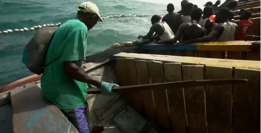 非洲人的捕鱼绝技，一天能捕7吨鱼，出海全凭肉眼找鱼