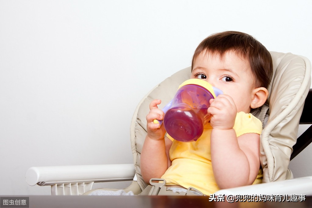 孩子大了就别再用奶瓶,孩子尽量不要用吸管杯