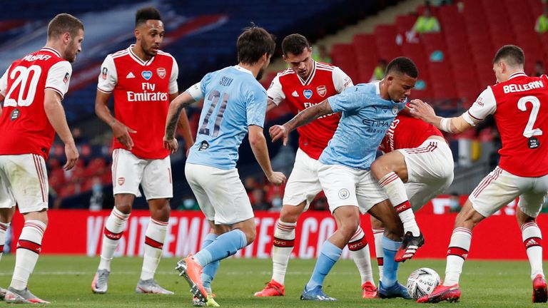 砍掉王牌？阿尔特塔遭困境：阿森纳需裁2员，8名中后卫倒霉了