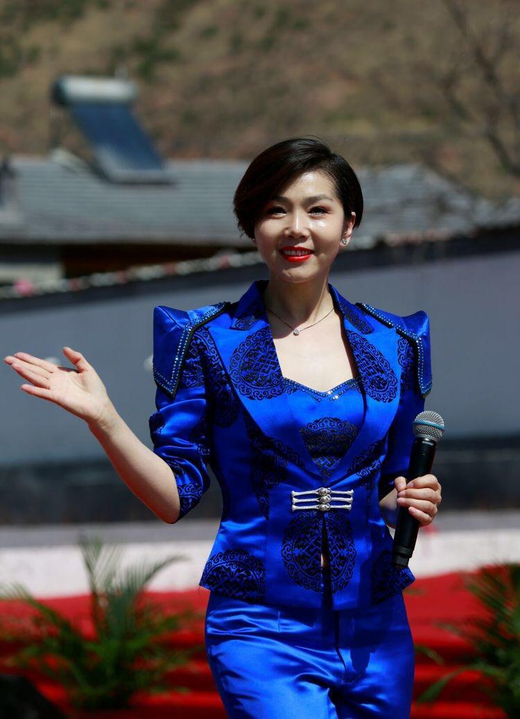 草原上有朵“疯狂的花”——记草原新派歌手苏勒亚其其格