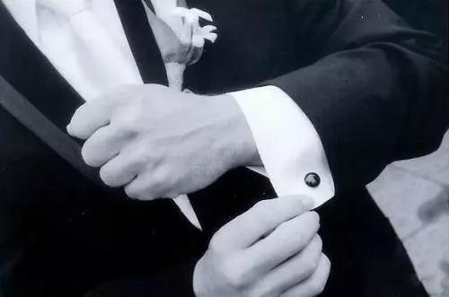 雅致袖扣的戴法,见微知著的用法