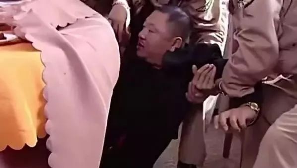 被嘲笑、被看不起的小人物,其实他背负着中国人身上浓浓的人情味