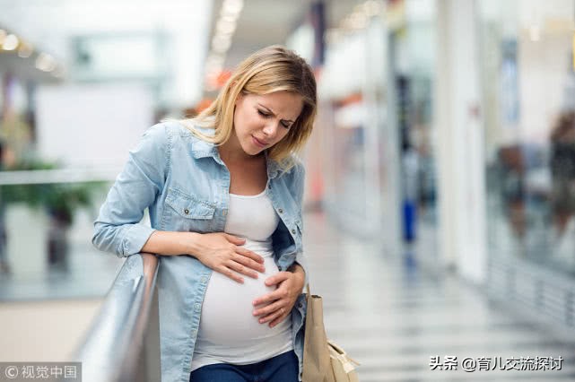 国外孕妇分娩阵痛按揉肚子,用擀面杖给孕妇助产过程