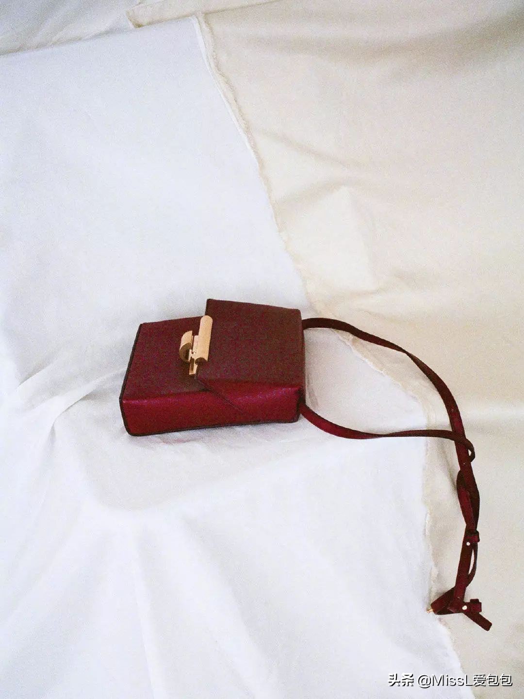 有哪些手袋既经典又时髦呢,时髦氛围感的必备单品迷你手袋