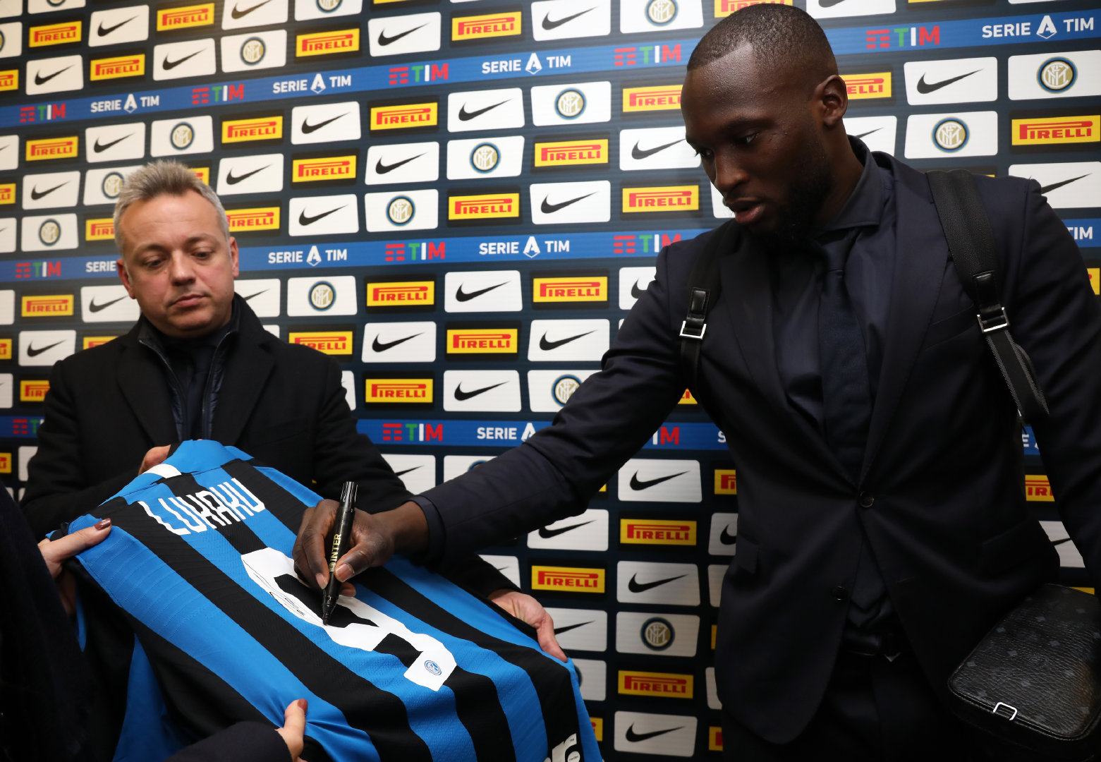 这份荣耀属于所有内拉！国博馆永久收藏国际米兰“中国加油”球衣