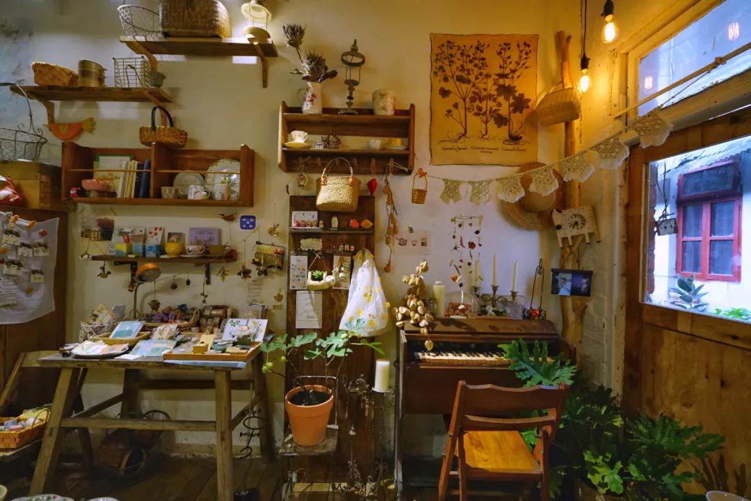 成都两个小姑娘开的老房子花艺杂货铺，外地游客不远千里专程打卡
