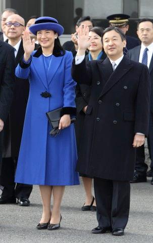 普京穿一套黑风衣,普京穿黑衬衫披外套