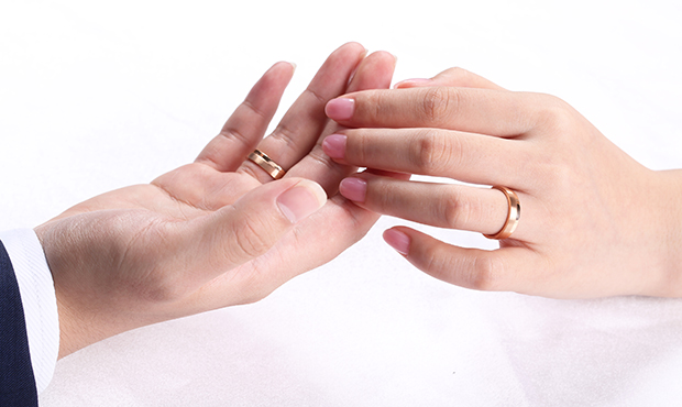 婚戒选18k金还是钻石,求婚戒指钻戒好还是黄金好