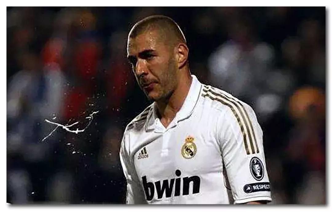 足球场为什么球员要吐口水,足球场上为什么球员乱吐痰