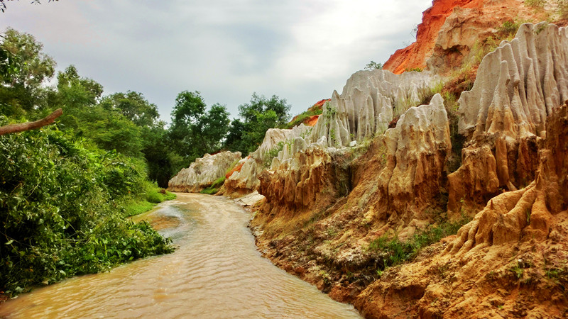 半自助游和跟团游的利弊,自助游与跟团游