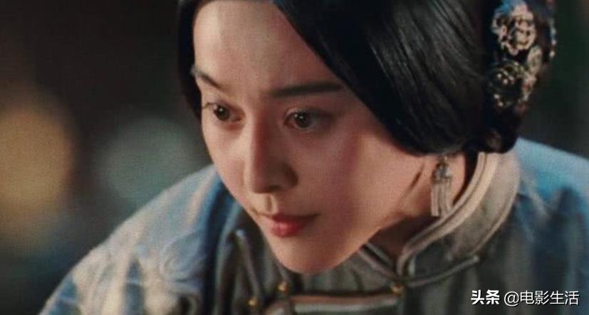 范冰冰衣着平底鞋无名指戒指抢镜,范冰冰晒自拍露出无名指戒指