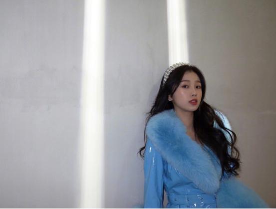 马卡龙穿搭虞书欣,虞书欣蓝色大衣穿搭