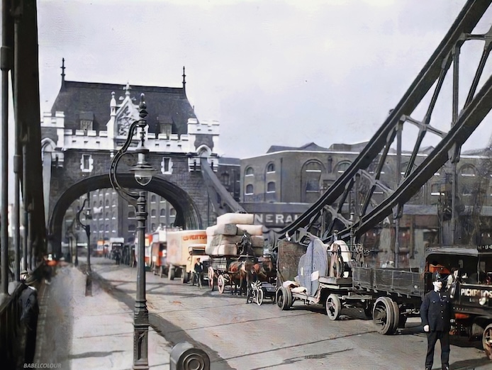 伦敦塔桥被卡住,伦敦塔桥被卡在空中