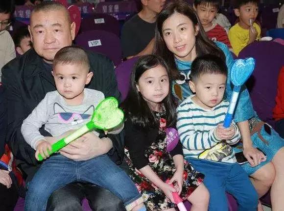 从明星到阔太李嘉欣奋斗了20年,豪门阔太李嘉欣复出捞金