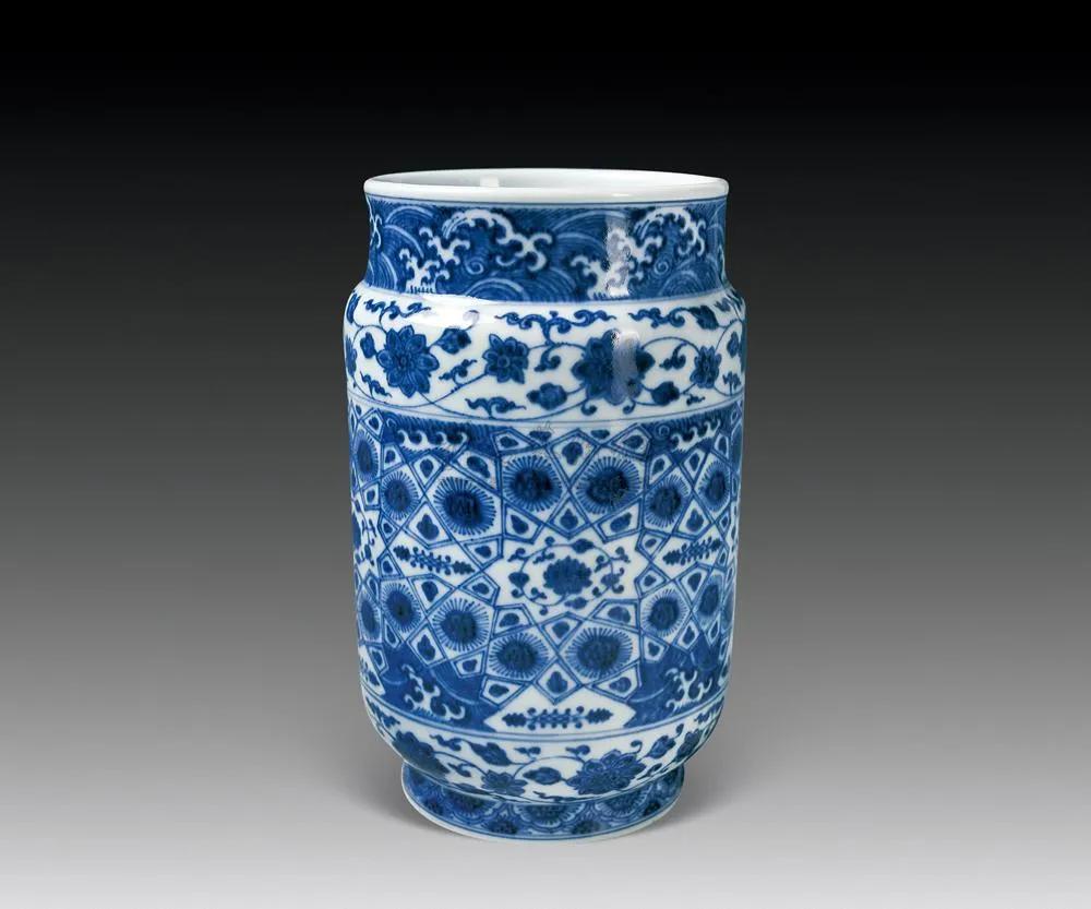 中国人喜欢的瓷器,康熙款青花加彩冰梅纹罐