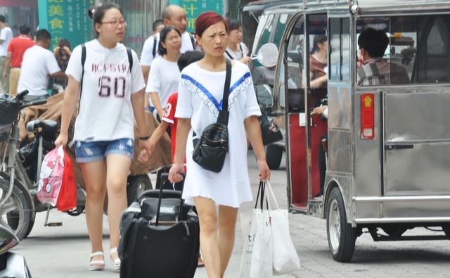 北京“大红门”将搬迁，低价甩货，前来淘宝的人络绎不绝