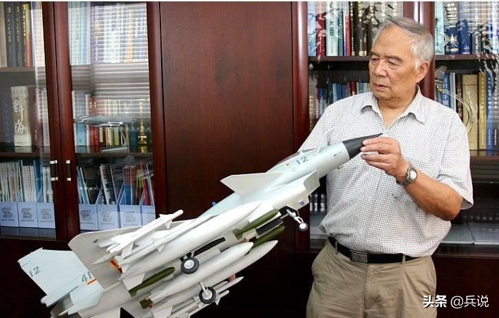 回顾歼10首飞：3秒钟，漏3滴油，总师宋文骢彻夜不眠
