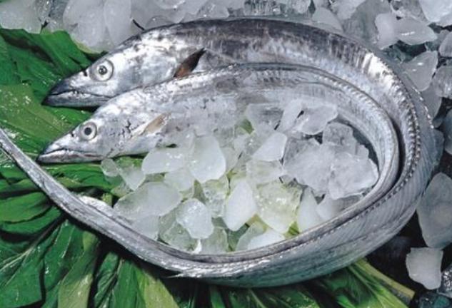 带鱼肉的颜色黑黄哪种好,黑眼带鱼和黄眼带鱼有什么区别