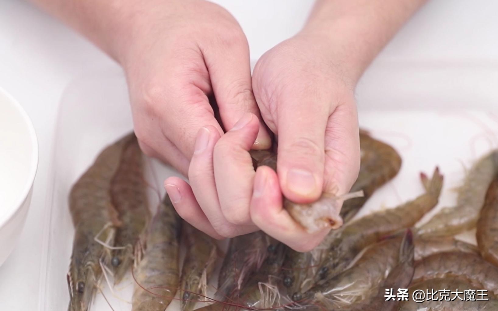 怎么完整剥虾壳取虾仁,剥虾仁剩下的虾壳的正确方法