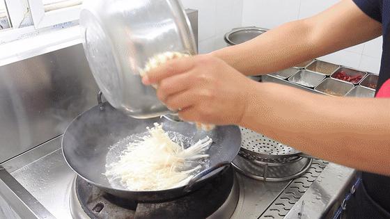 怎么做金针菇才又辣又红,金针菇怎么做才能让它鲜嫩