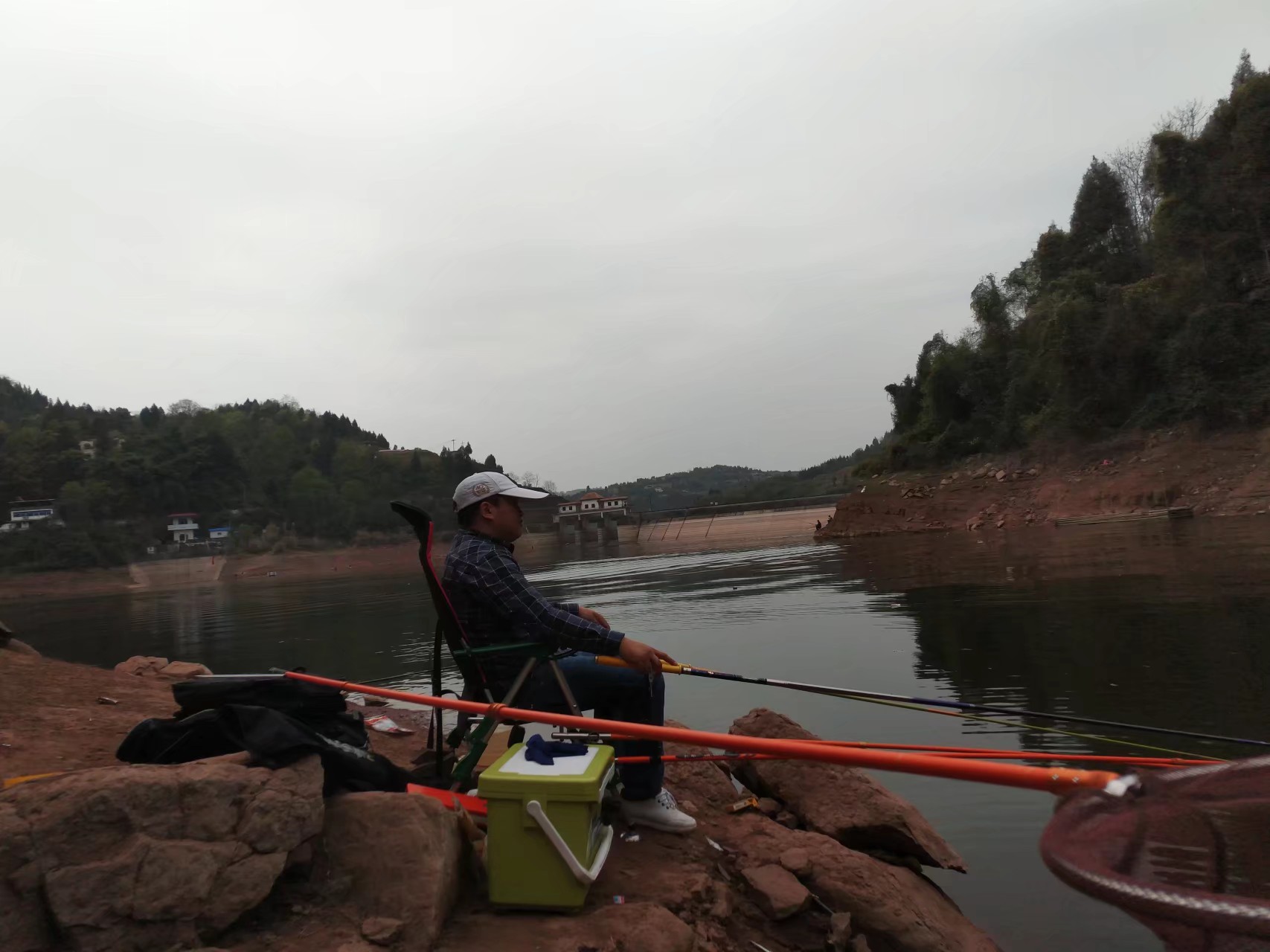 在钓台上钓鱼用钓椅好还是钓箱好,钓鱼大家用钓椅还是钓箱还是钓台