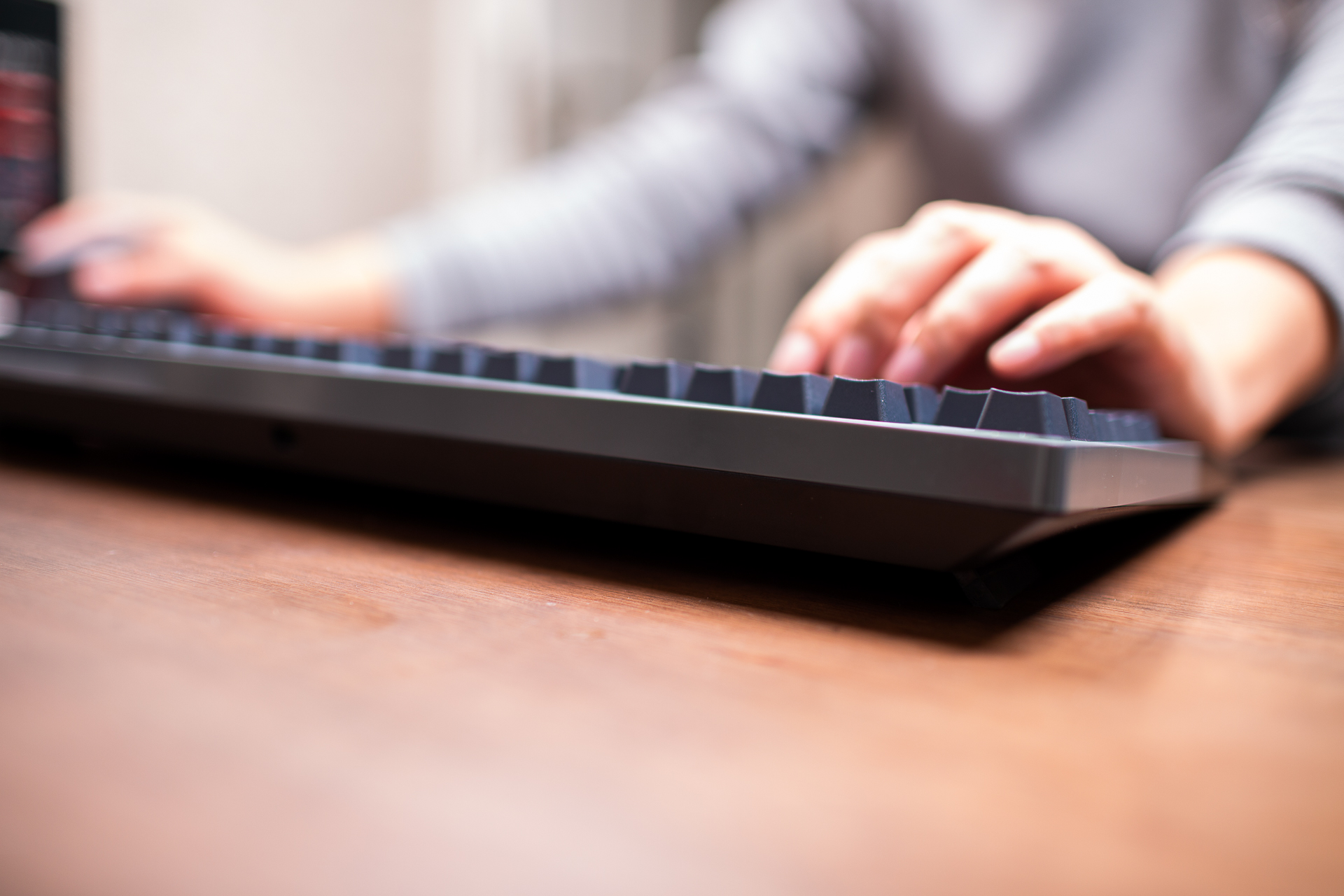 无线机械键盘带幻彩,无线机械键盘没有延迟吗