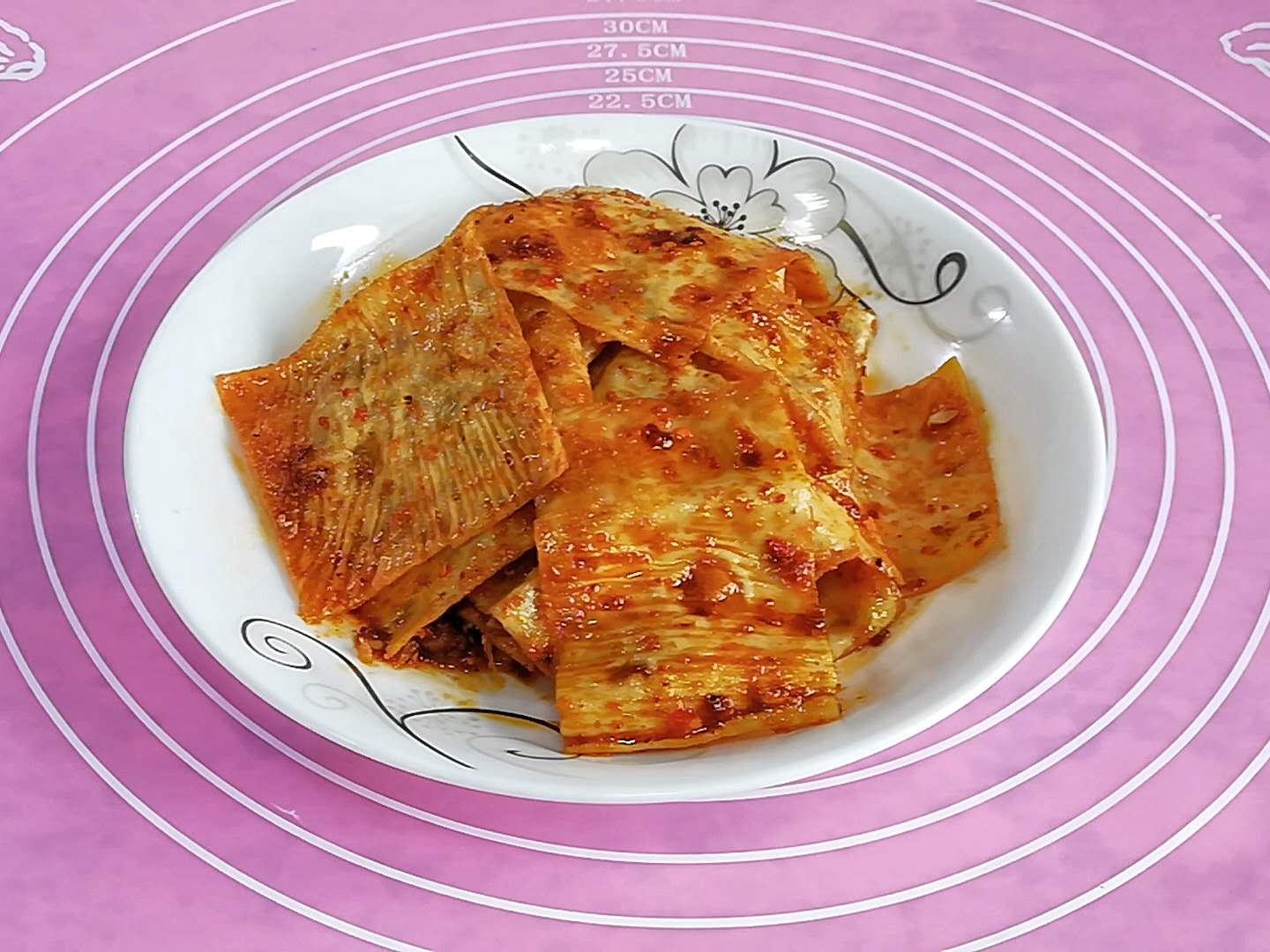 怎么自己在家做辣条又健康又好吃,在家自己做辣条口感筋道香辣美味