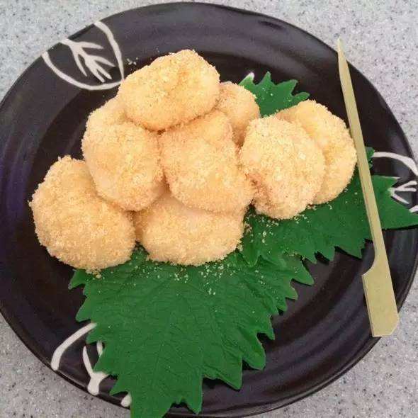 路边的甜品店，传出“砰砰”的敲打声