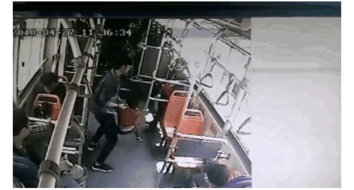 “熊孩子”偷拔陌生人腿毛，俩人对视以后，孩子收手秒怂