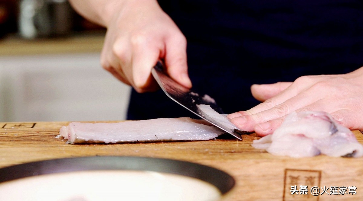 不二酸菜沸腾鱼,四川酸菜鱼正宗做法热油