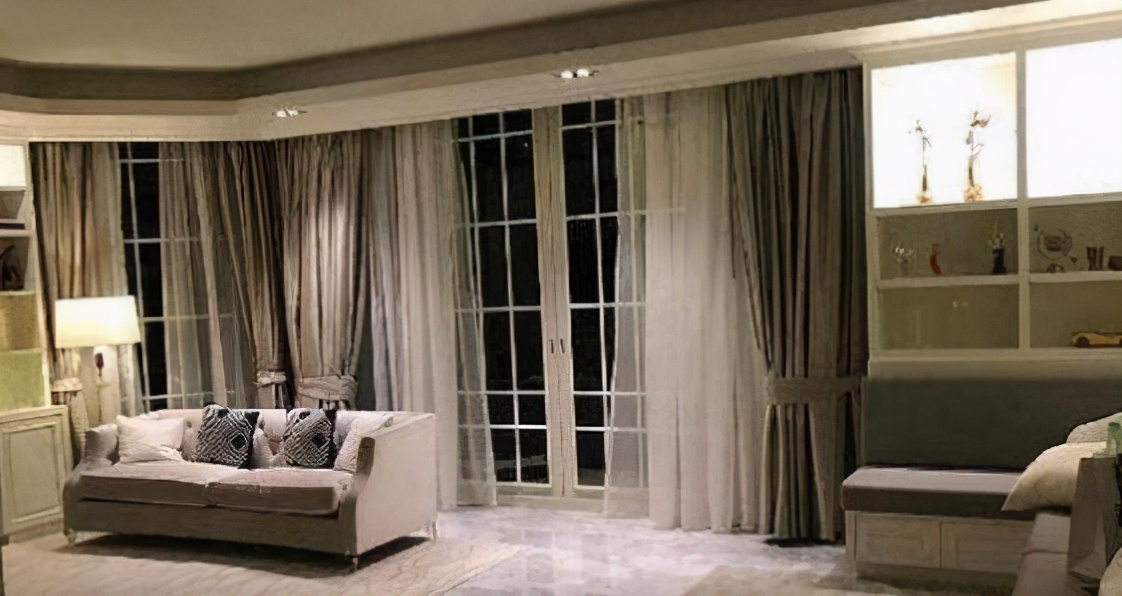 参观人妖皇后宝儿的家，金色浮雕镜子前还有蜡烛，这设计第一次见