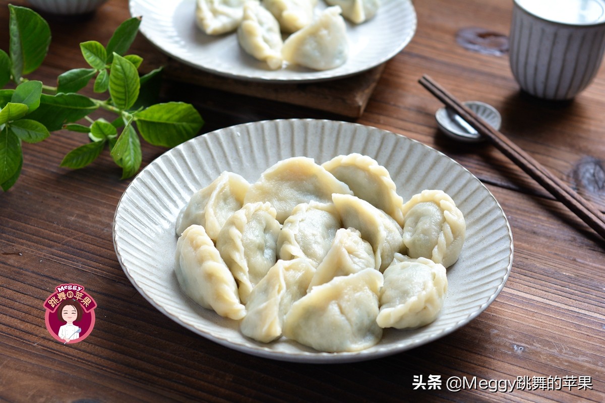 我家吃饺子一锅俩馅，喜欢哪个夹哪个，从没失手过，吃到肚撑