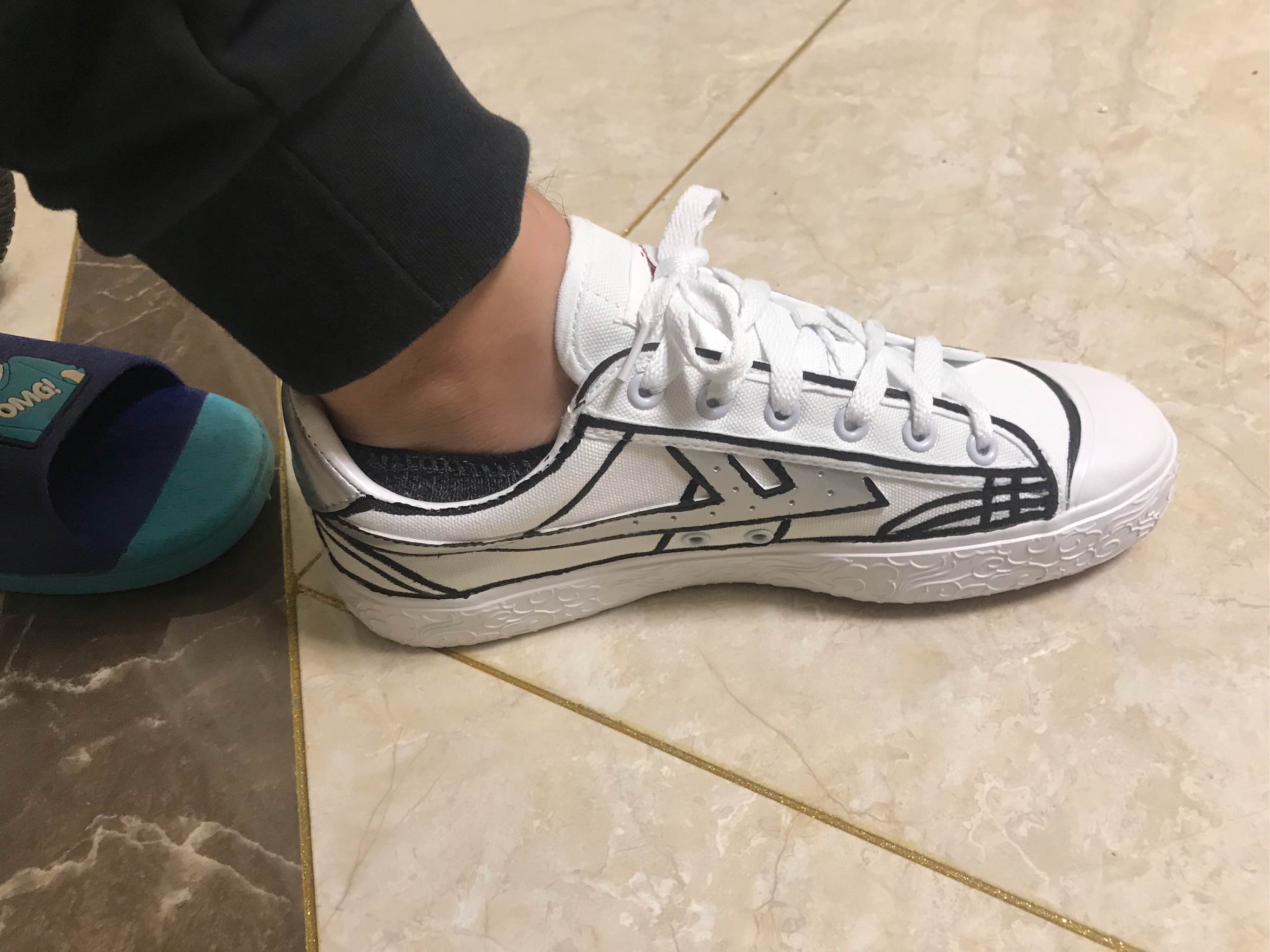 回力鞋手绘方法,回力的鞋子都是注塑的吗