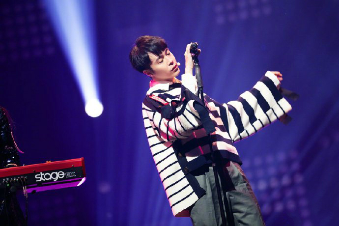 吴青峰拼接衣服,吴青峰时尚搭配