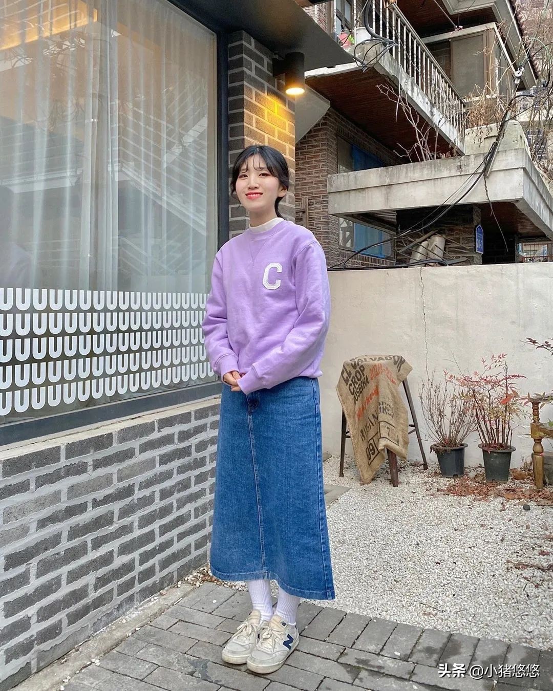 连帽卫衣白色帆布鞋高级穿搭,绿色卫衣配帆布鞋还是老爹鞋