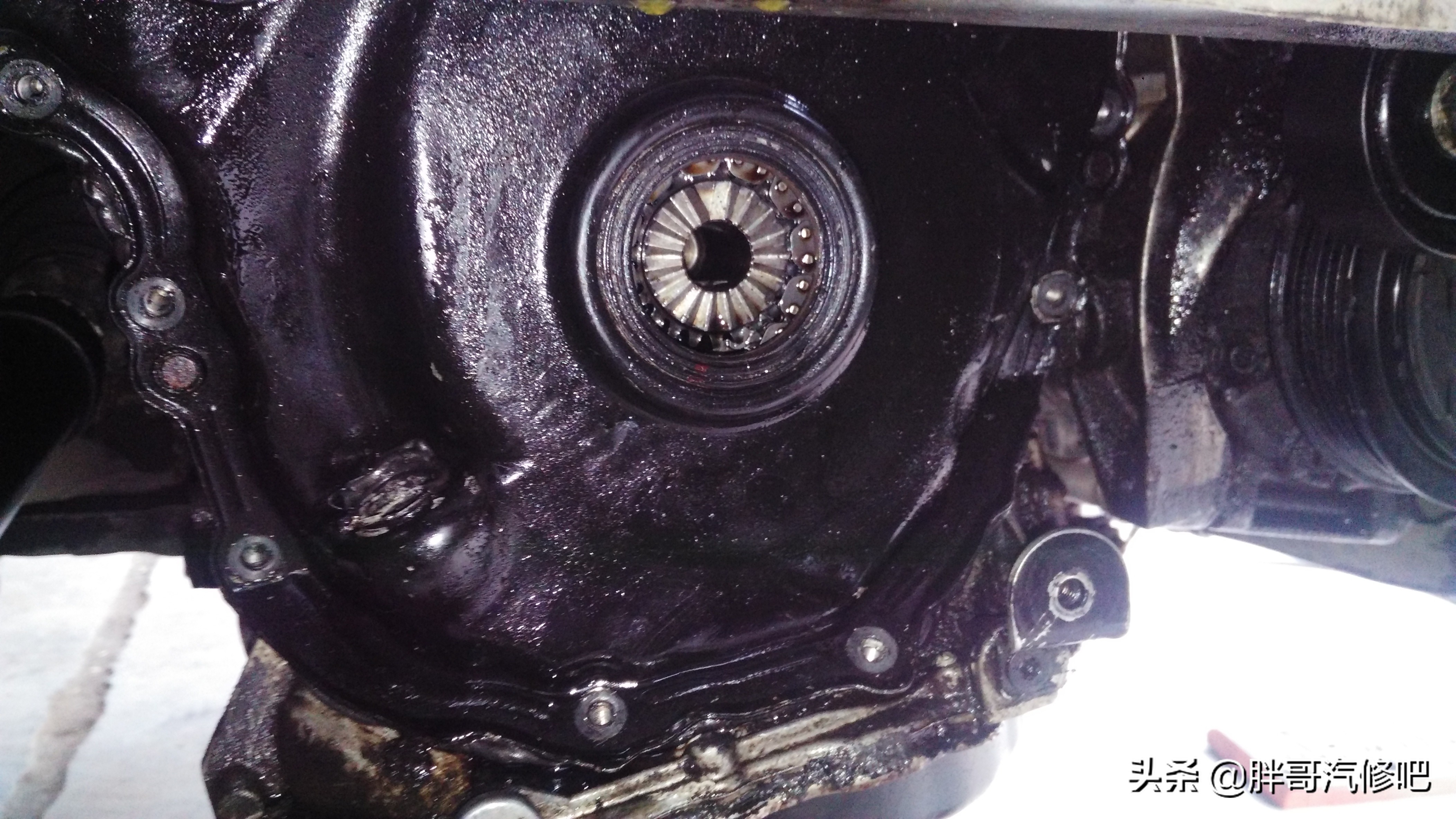 迈腾汽车漏油一般在哪个位置,迈腾漏油忽然不漏了