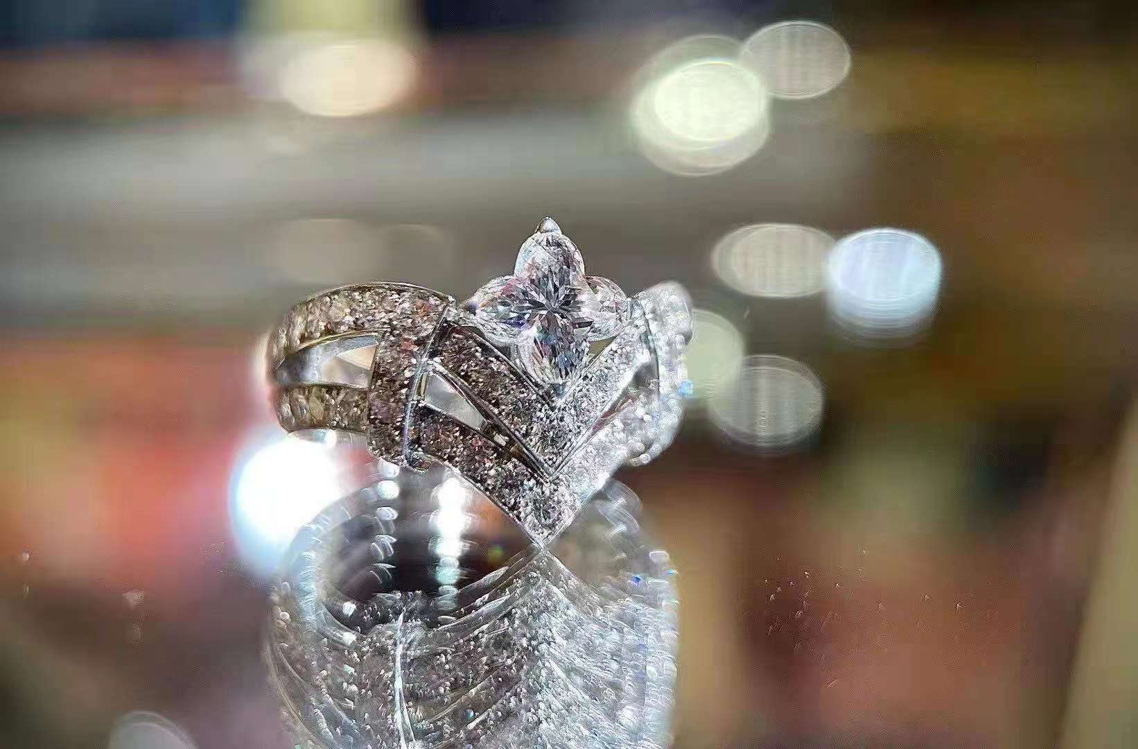 钻石首饰会因何而闻名于世？绝艳的璀璨美，微露一角让人迷失自我