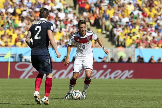 厄齐尔退出德国国家队,德媒披露厄齐尔与德国队的恩怨