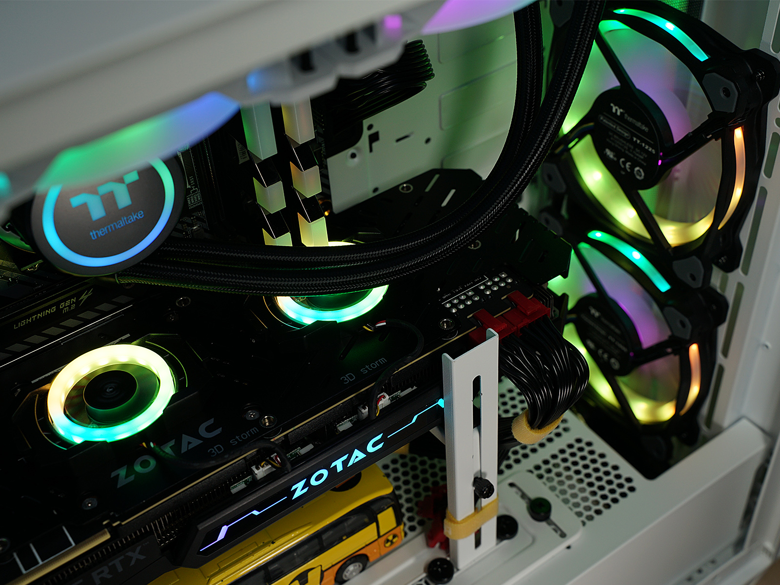 秀桌面：送老婆RGB全家桶PC，钱都花在光效上的感觉真棒