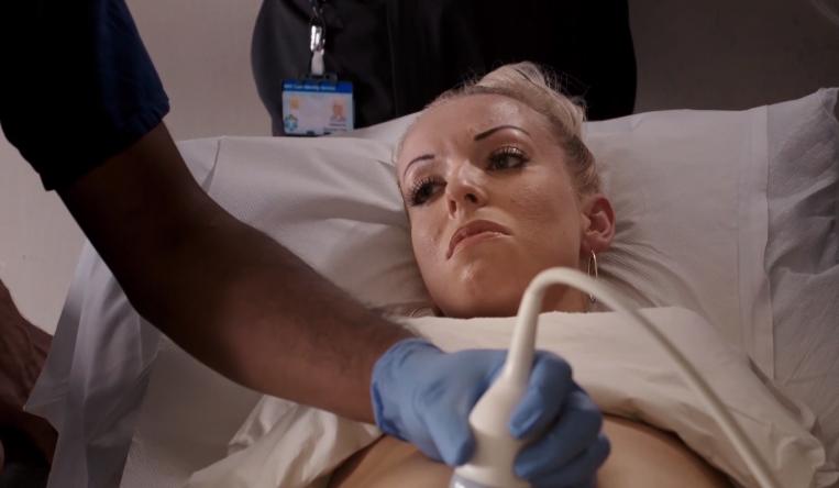 腹中胎儿长出肿瘤，孕妇忍着剧痛，给胎儿打麻药做手术