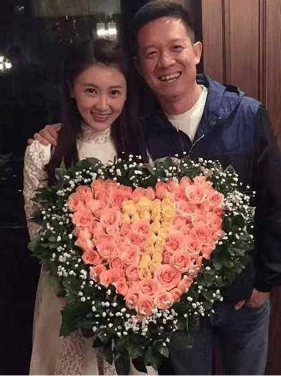 她24岁与富商结婚生活幸福,她26岁嫁80岁亿万富豪