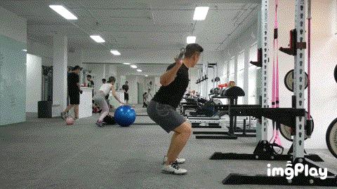 每个人做深蹲都会骨盆眨眼吗,深蹲如何保持骨盆中立位