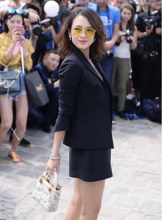章子怡不愧被叫“国际章”，穿黑色西装配蕾丝内搭，满满女人味