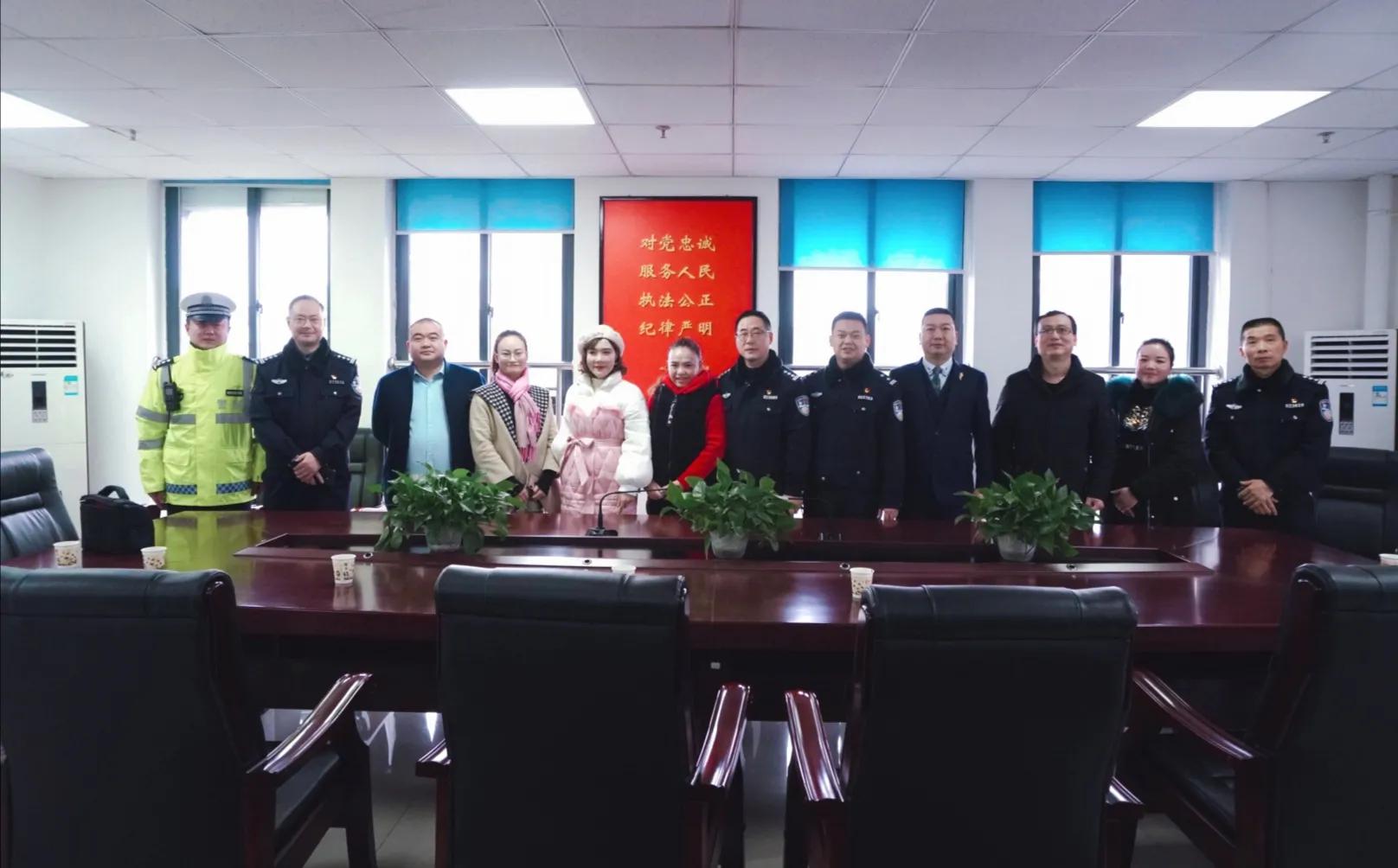 爱心企业送清凉慰问交警暖人心,爱心企业送温暖慰问一线交警