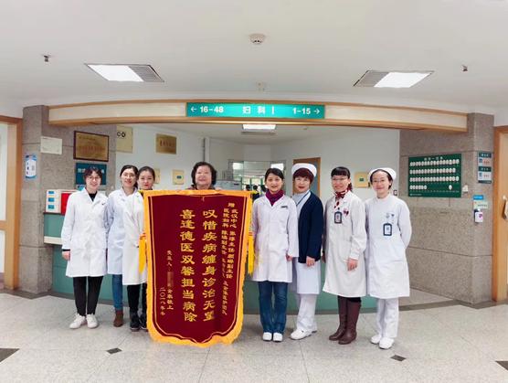 220斤婆婆长篮球大包块医生手术10小时为她“减肥”