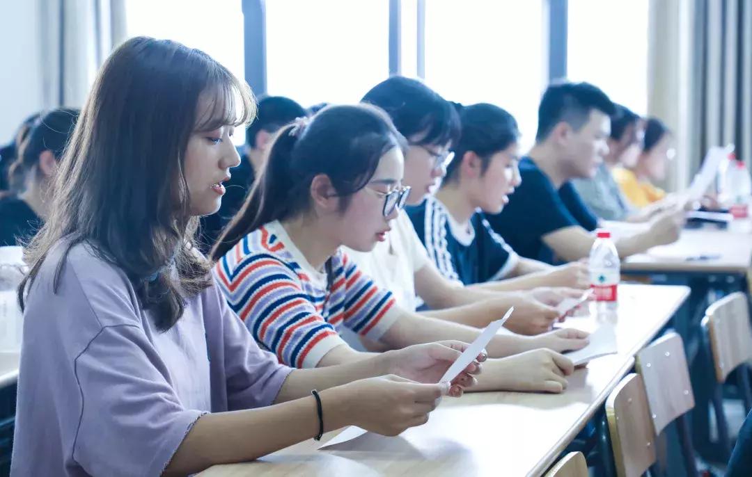 你跟你室友关系怎么样,你和室友相处得怎么样的英语