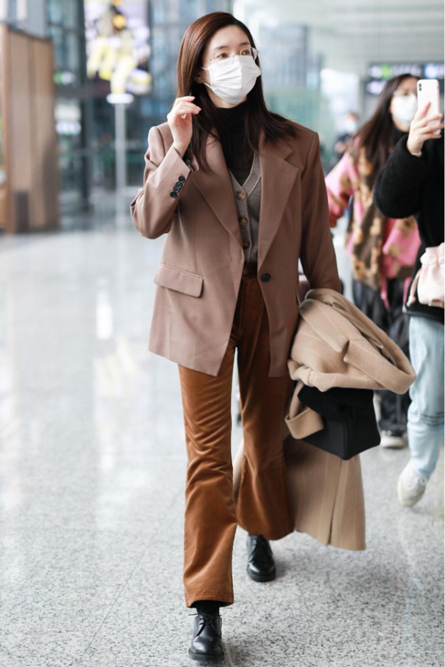 江疏影穿直筒裤好看吗,江疏影身穿白色连体裤时髦减龄