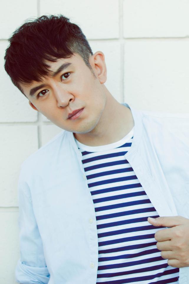 中国网红大妈嫁澳洲小伙被骂母子恋,发视频怒怼网暴,郭家铭吃瓜