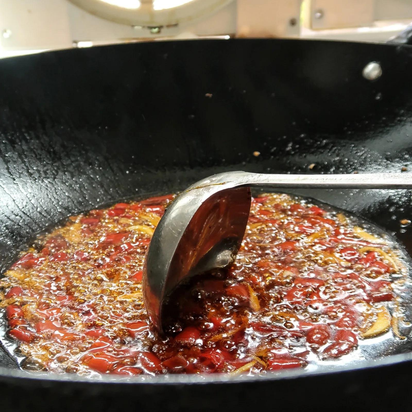 黄辣丁拿盐巴和料酒腌渍搓洗,它胡子刺很利,要格外小心。